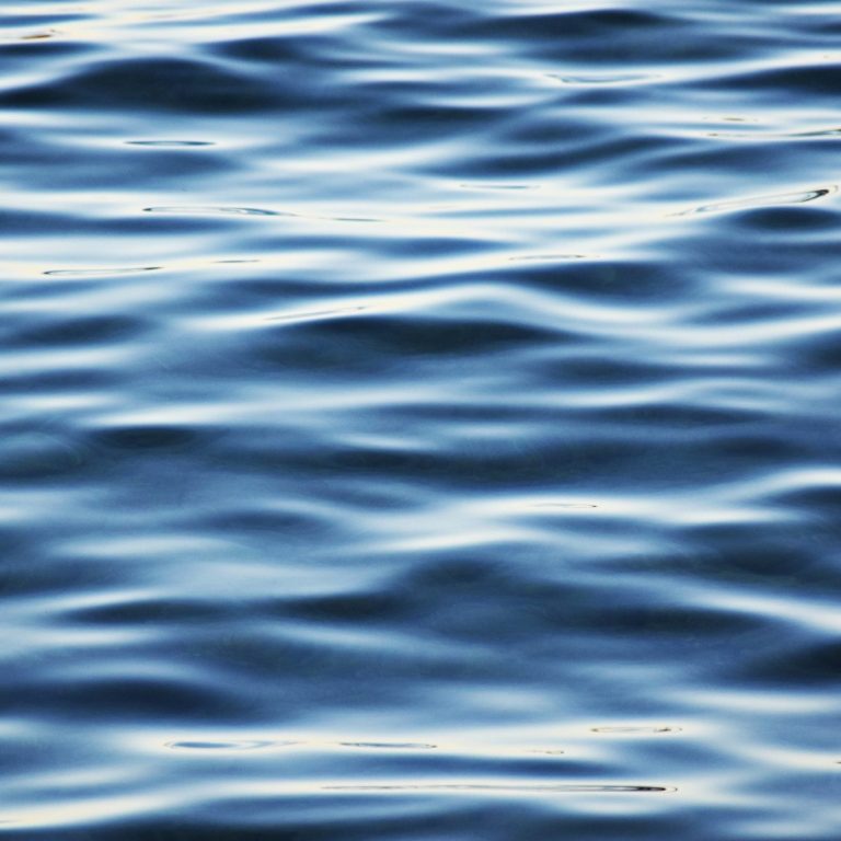 Effiziente Prozesse und strukturierte Unternehmensabläufe symbolisiert durch ruhige Wasseroberfläche